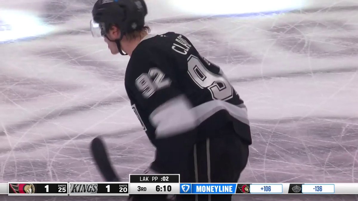 The LA Kings take the lead late in the third! 👑