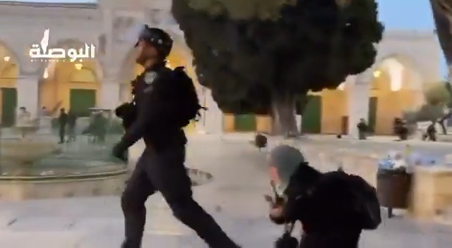 هذا ما يحدث في المسجد الأقصى شلت يداك يا مجرم