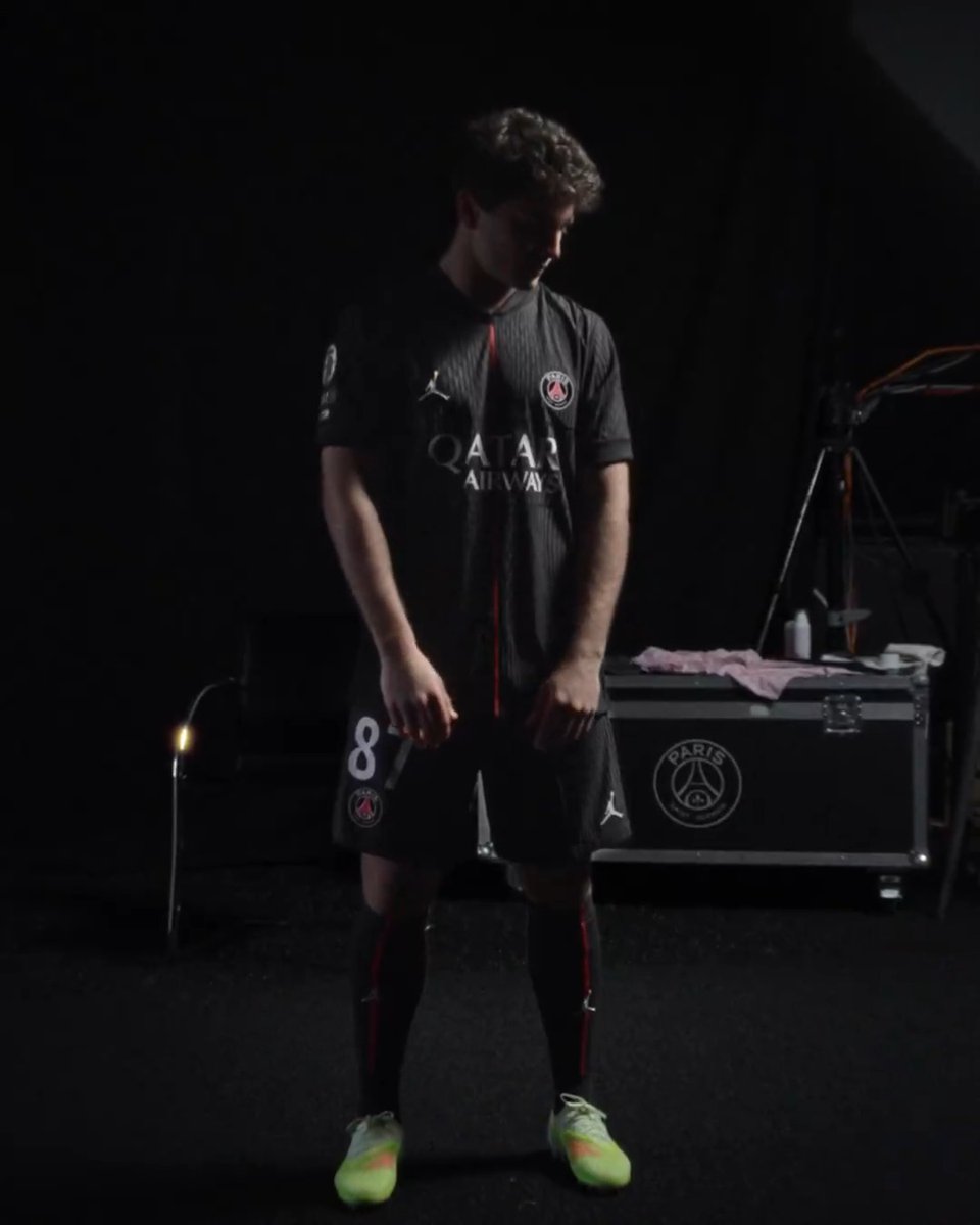 🆕⬛️ Paris Saint-Germain x Jordan Brand, l’Art du Jeu Disponible sur nos boutiques PSG et ➡️ #PSGxJordan