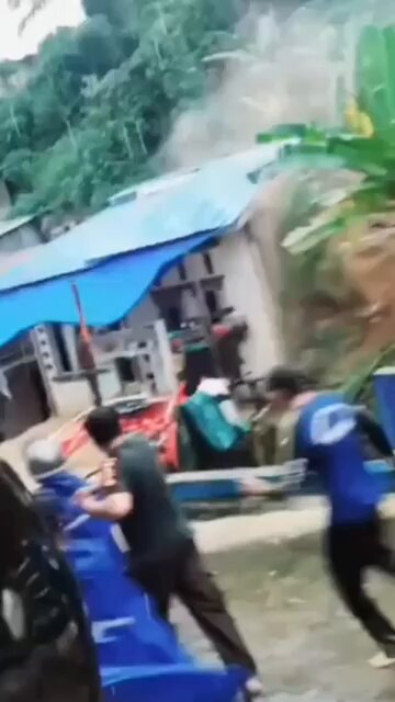 A terrifying landslide hit Parombunan a short while ago, in Sibolga City, North Sumatra, Indonesia. Casualties have been reported.