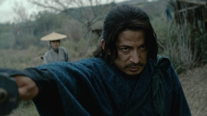 自ら木札を外した志士たち。 彼らに下された無慈悲な処罰。 こみ上げる悲しみが、“人斬り刻舟”を覚醒させる。 #イクサガミ
