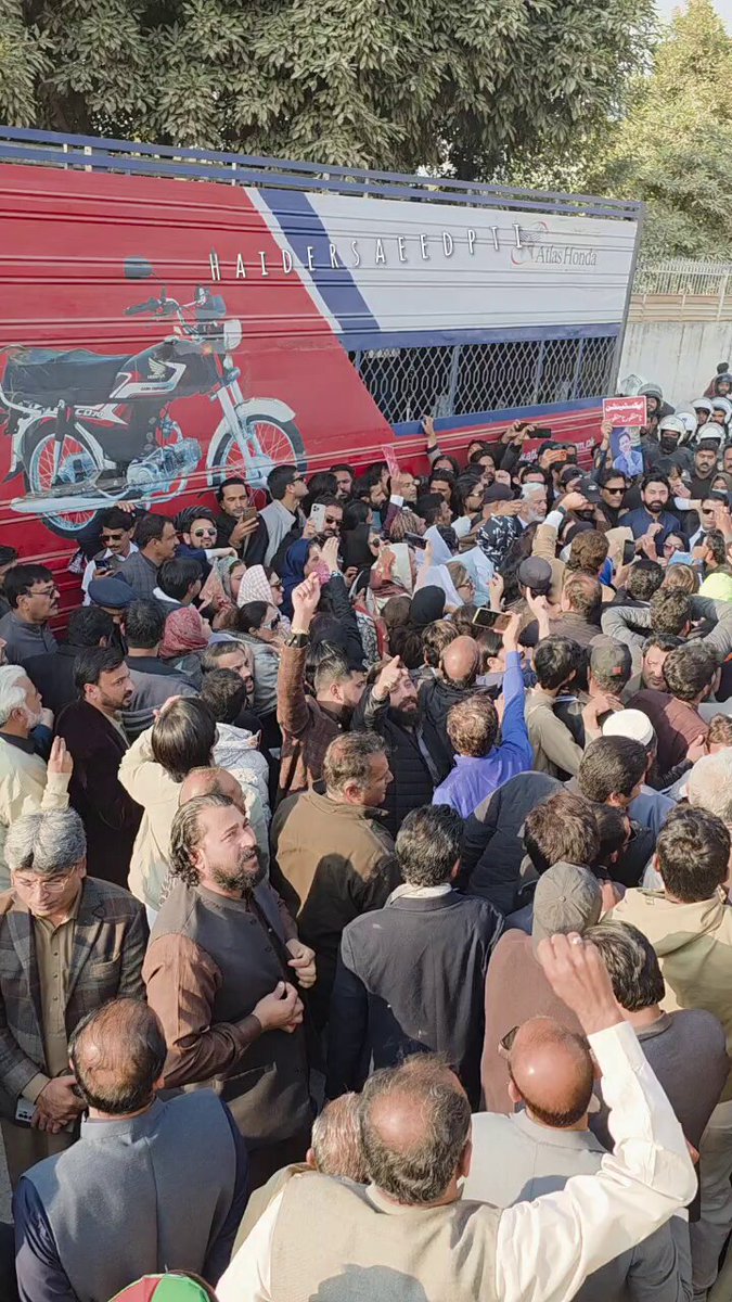 اڈیالہ جیل کے باہر ۔۔۔۔ عوام ہی عوام