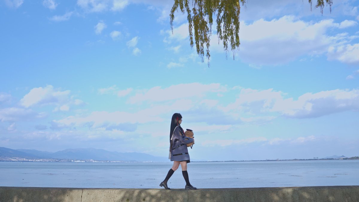 旅路で出会う景色ひとつひとつが、そっと心を染めていく。 列車に揺られながら、千咲は今日も秋をめぐる—— #鳴潮 #千咲と紅葉めぐり #千咲ちゃん
