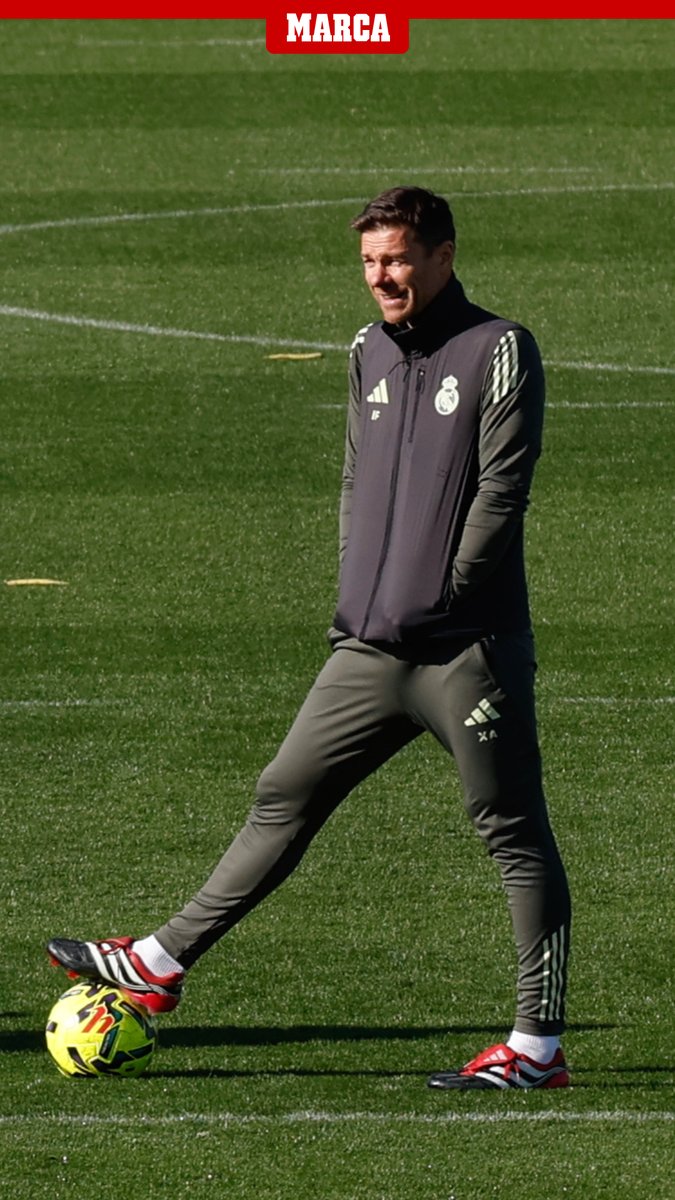 Xabi dziś brał udział w grze w dziadka z zespołem. W pewnym momencie Vinicius założył mu dziurkę. 😅