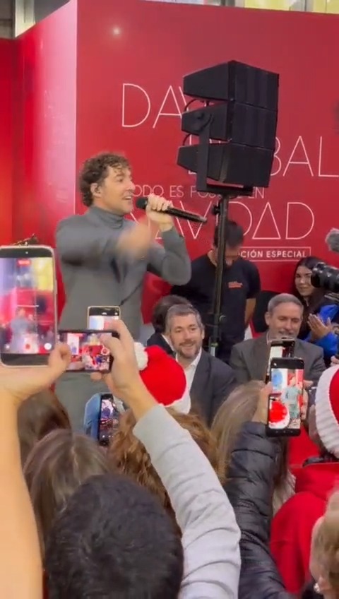 😍 ¡¡Sorpresa!! 🎤🚇 davidbisbal ha venido a cantar a Metro de Madrid para desear feliz Navidad. #LlevamosLaNavidad
