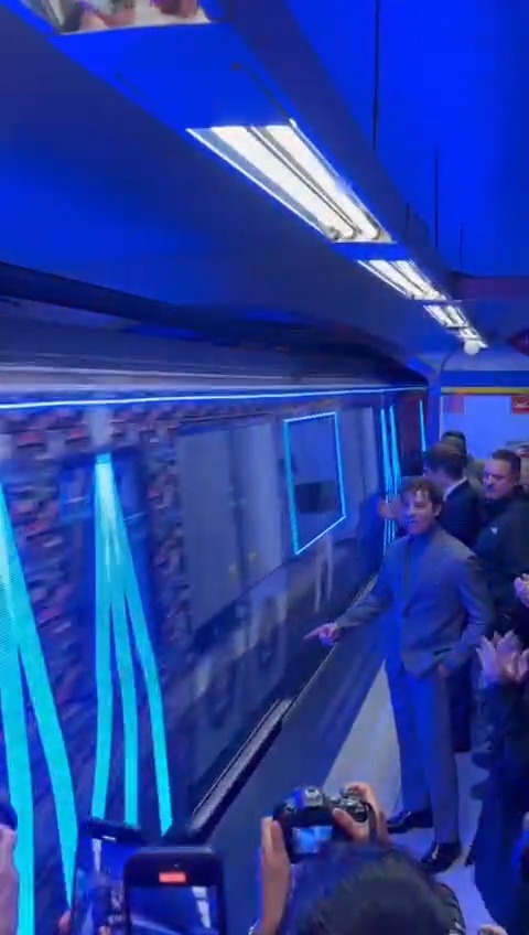 ✨ ¡Ya está aquí! 🚇🎄 El #TrenDeLaNavidad ya está en marcha y davidbisbal le ha dado la bienvenida. #LlevamosLaNavidad