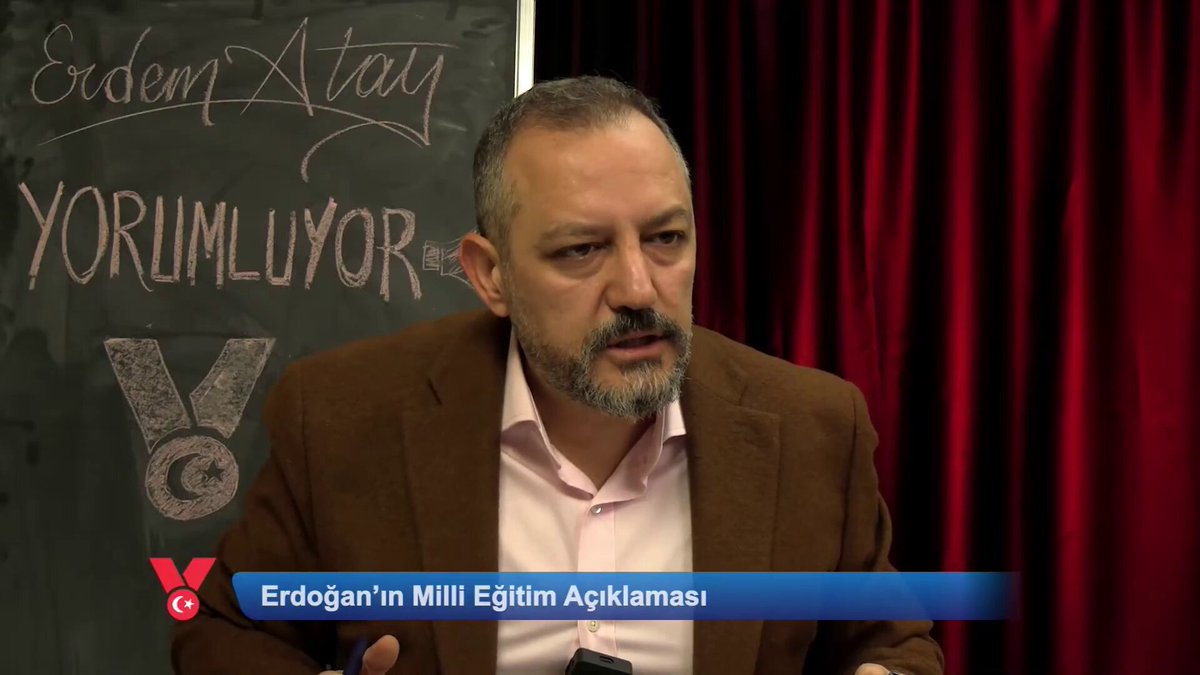 Eşit yurttaşlık istiyorum! Erdem Atay: Senin çocuğunun aldığı eğitimle benim çocuğumun aldığı eğitim aynı mı? Senin çocuğunun aldığı sağlık hizmeti ile benim çocuğumun aldığı sağlık hizmeti aynı mı? Gel Konya'nın köylerini gezelim. Senin çocuğunun ayakkabısı ile Konya'daki köylünün ayakkabısı aynı mı? Pazarda satılanla otuz bin liraya hatta daha pahalıya satılan ayakkabılar aynı mı? Senin eşinin taktığı çantayla başkasının ki aynı mı? Nerde eşitiz de sen bana eşitlik meşitlik anlatıyorsun? Erdem Atay Yayının tamamını izlemek için: