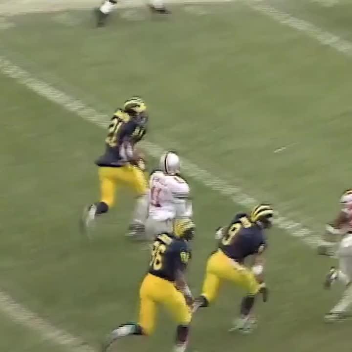 The Tim Biakabutuka Game 〽️ #OTD 3️⃣0️⃣ years ago, the RB's 313-yard day sent No. 18 Michigan to a 31-23 win over No. 2 Ohio State.