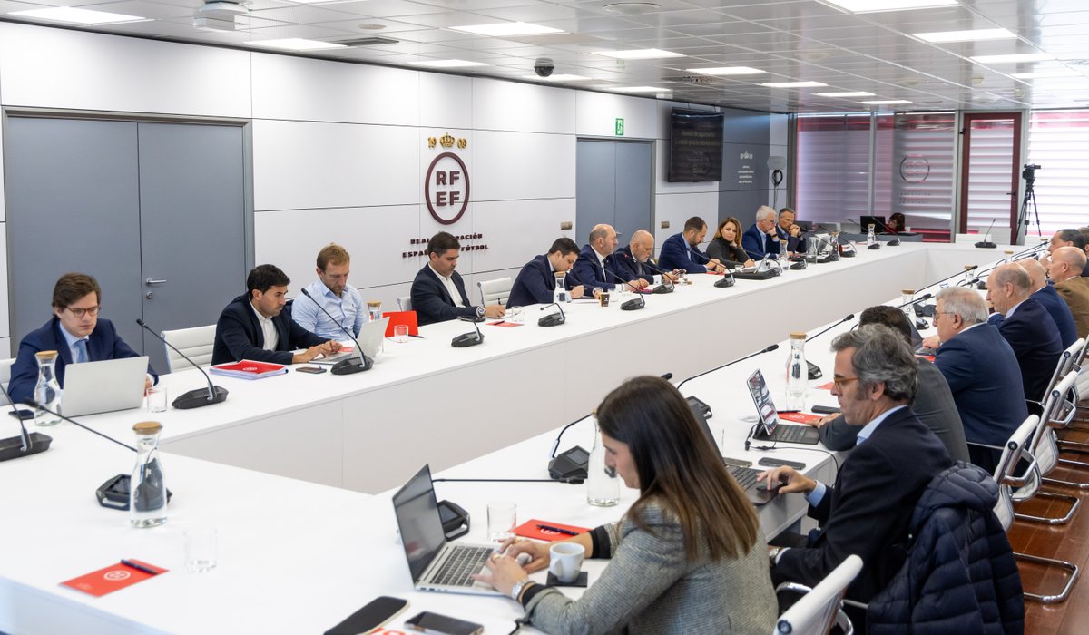 🙋🏻♂️El RMadrid, que obtuvo un trato PREFERENCIAL para estar, NO acudió hoy a la reunión del Comité de Reforma Arbitral 👉Recuerdo que los clubes de Primera votados para estar son Betis y Sevilla 👉Una muestra más de una pleitesía que jamás entenderé 🤷♂️