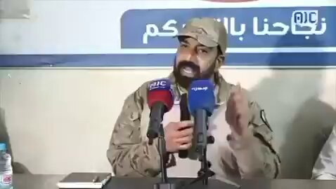 أسمعوا هذا الضابط الإماراتي الحقير يهدد أبناء #حضرموت وشايف نفسه حاكم #اليمن وهو مجرد ضابط منحط يحتاج تربيه ودعس عشأن يعرف مقامه .