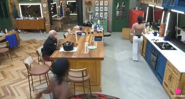 Nem ajuda, e quer ficar atrapalhando a musa! Carol está desde cedo na limpeza da cozinha, enquanto Rayane estava dormindo. Ao acordar, Rayane foi fazer o mesmo que Carol estava fazendo, na intenção de irritá-la. PRA CIMA DA MUSA NÃO, GATA! 🔥 #TeamLekker #AFazenda17