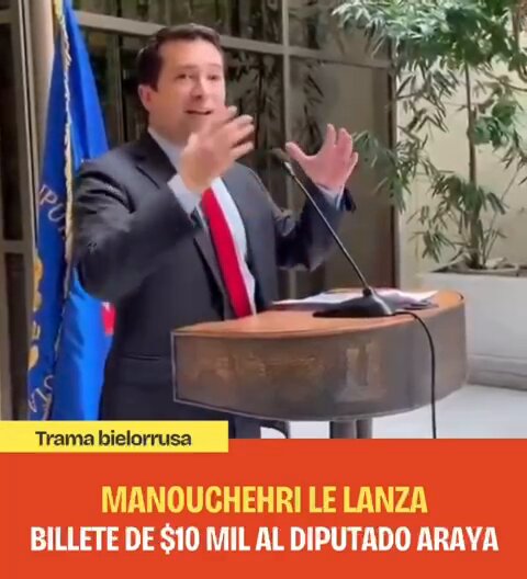 H A N D O M A D O Daniel Manouchehri le lanza un billete de 10 lucas al Diputado republicano Cristian Araya, acusado de recibir coimas en caso "Muñeca Bielorrusa". Así hay que tratar a los corruptos