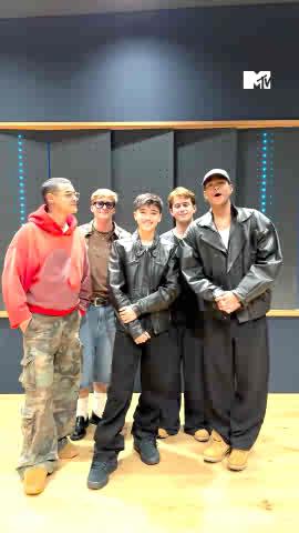 GENTE PARA TUDO 🗣️ recebi aqui esse vídeo dos meus meninos SANTOS BRAVOS cantando a versão ptbr de "0%" a capella 🥹🥹🥹 NÃO TO ME AGUENTANDO 💖 #MTVNowBR #SantosBravos