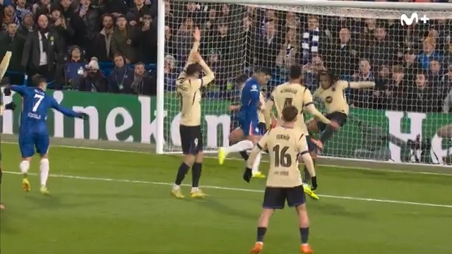 #Chelsea #Barça 💪 Chalobah se lleva el balón con su pecho y luego se acomoda el balón habiendo movimiento del brazo hacia el balón, asiste a Enzo y marca gol. 📌 NO GOL, MANO PUNIBLE. 👮:✅ 📺:✅ ▪️Perfecto el esloveno que hace el DELAY para poder...