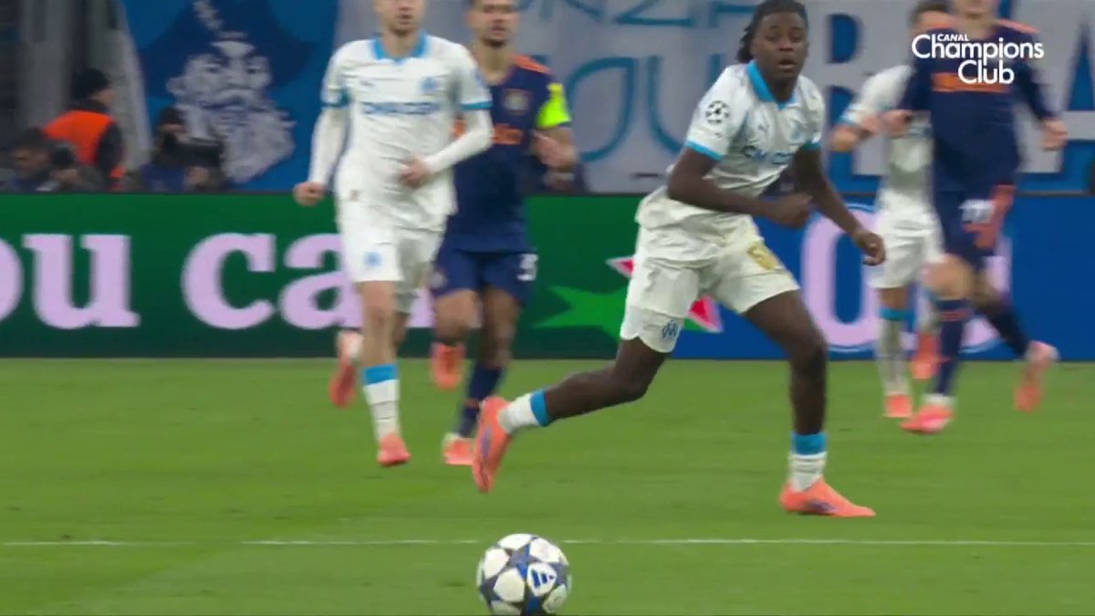 ๐ Aubameyang ๐ฌ๐ฆ : ยซ Demandez lui son surnom, parce que ๐๐ ๐๐จ๐ ๐๐ฉ๐๐๐ฆ ๐๐๐ง ๐ค๐จ'๐๐ ๐๐๐ฅ๐๐๐ง ๐จ๐ก๐ ๐ฃ๐๐ฆ๐ฆ๐ ๐ ! ยป Bakola ๐ซ๐ท : ยซ ๐ ๐๐ฆ๐จ๐ง ๐ขฬ๐ญ๐๐ ! Et รงa a fait mouche ! ยป 17 et 36 ans, ๐โ๐๐ฆ๐ง ๐๐๐๐จ. ๐ ๐ฅ CANAL+ Foot