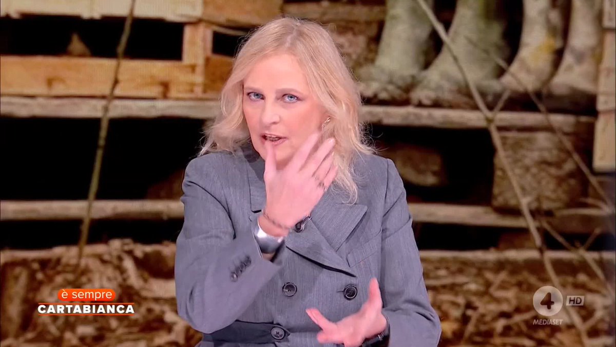 Famiglia nel bosco, il commento di Luisella Costamagna: "Se questa famiglia fosse stata rom o africana, Salvini l'avrebbe difesa? Sono d'accordo che i bambini siano stati allontanati temporaneamente dai genitori" #ÈsempreCartabianca