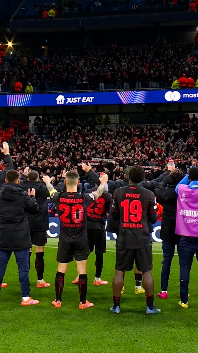 Etihad Std diaggresi Fans Bayer Leverkusen. Fans City mulai tinggalkan kandangnya sejak tertinggal 2-0 menit 54. Fans Bayer Leverkusen bertahan lebih lama di kandang orang. 🥳🪅🎊🎆🎇