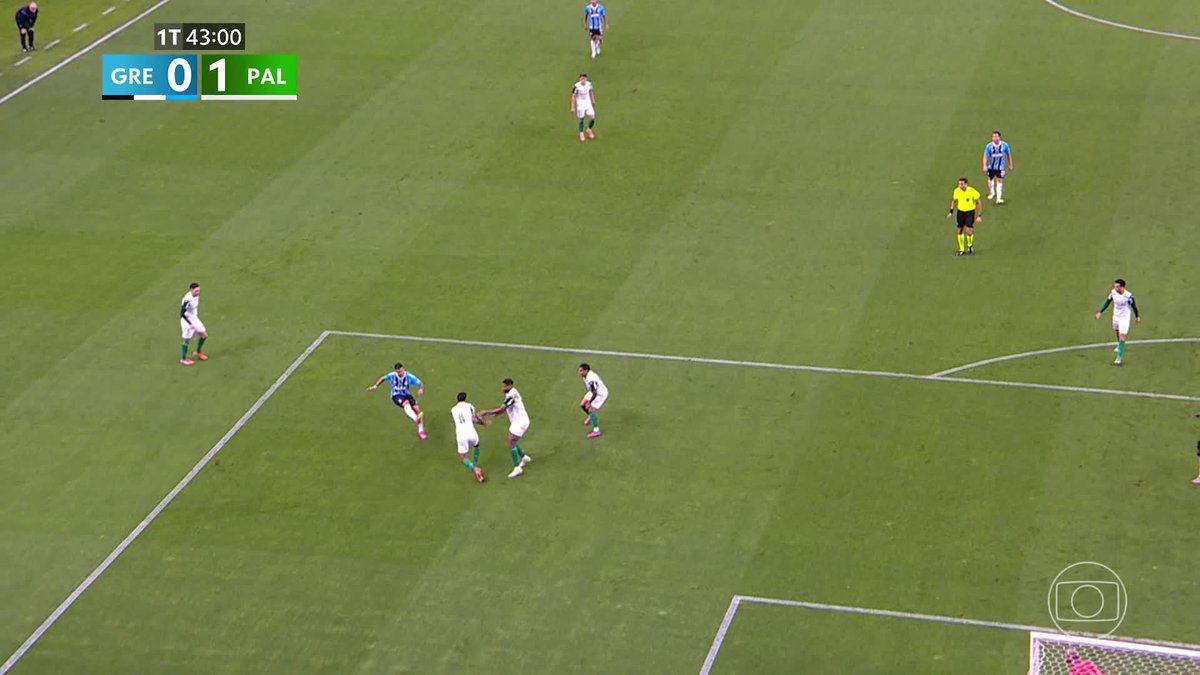 Grêmio pediu pênalti contra o Palmeiras nesse lance, mas a arbitragem mandou seguir e o VAR não recomendou revisão. Pênalti ou lance normal? 🎥 TV Globo 📺 | ge