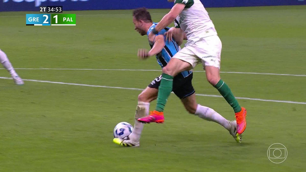 O segundo pênalti marcado para o Grêmio contra o Palmeiras. PC Oliveira, comentarista de arbitragem da Globo, afirma que Giay não deveria ter sido expulso, porque "estava na disputa da jogada". Para PC, o lance era para amarelo. 🎥 TV Globo 📺 | ge