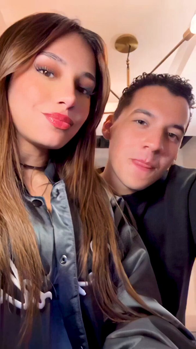 YA CASI NOS VEMOOOS🥹 Que emoción Acá entre nos (todos los que participen tienen altas posibilidades de ganar👀) solo que cada vez quedan menos lugares así que no se pierdan esta oportunidad, probablemente el próximo destinos será en unos 10 años 😭 es decir (pronto) JAJAJAJA Y queremos vivir este último concierto con ustedes❤️ va a ser muy especial⭐️ ¡Doble M! Nuestros amigos de SongBook se unen a nuestro concierto del Tour Destinos con #Pledge. Y si quieren ganarse las últimas entradas, lo único que tienen que hacer es lo siguiente 👉 Solo recuerden enviar su ticket de compra al correo promociones@senseimedia.mx Es un boleto doble! Y todxs pueden participar, no importa que no sean de cdmx, mientras puedan hacerse cargo de sus viaticos🙌🏻❤️ Sabremos quiénes son los ganadores el 10 de diciembre🫶🏻 QUE EMOCIÓOOON