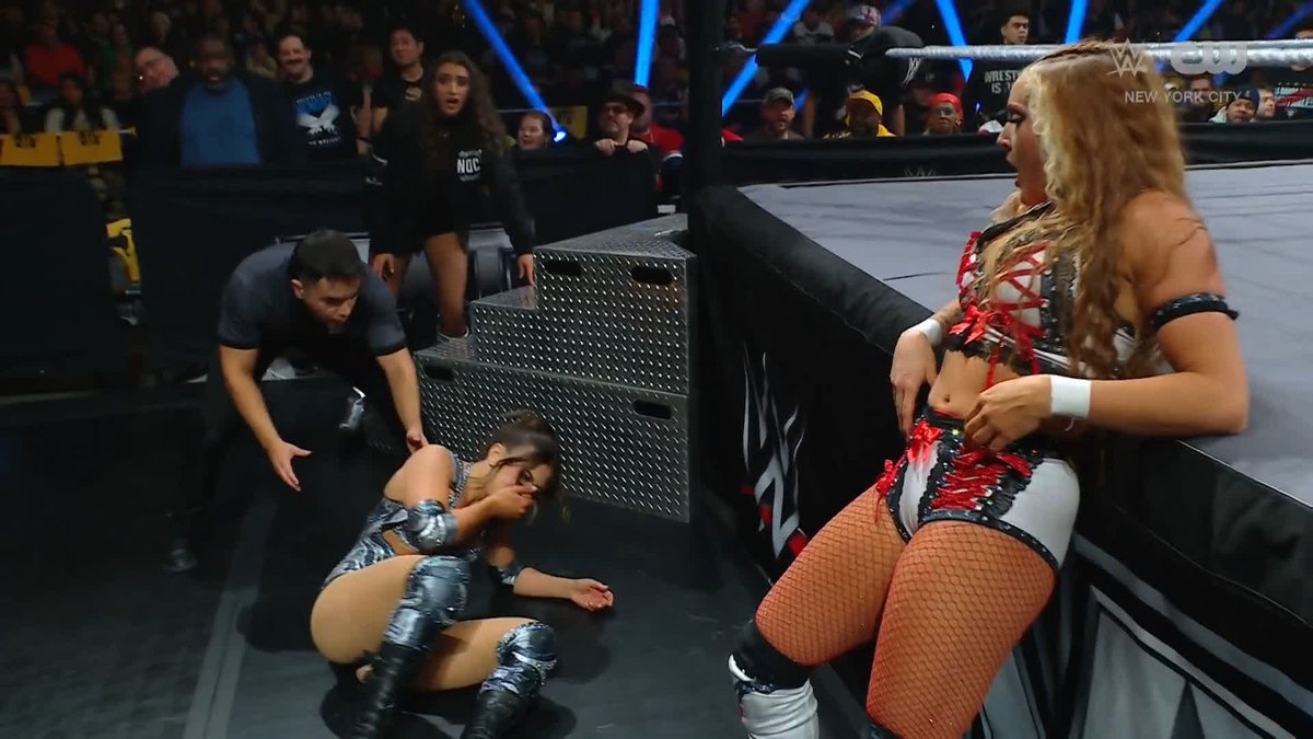 Is Kendal Grey going to be able to get up?! Lainey Reid just ROCKED the champion! 😲
