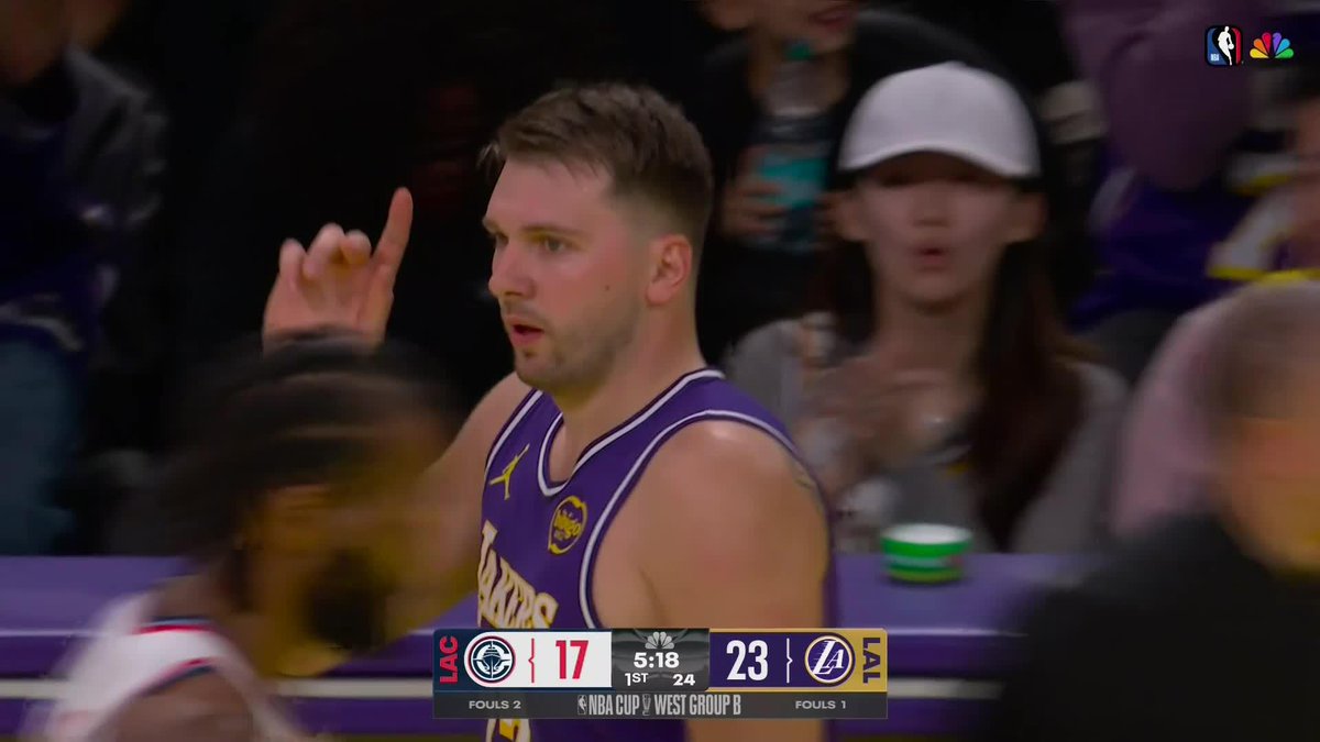 Nos ponemos de pie. LeBron simplemente alucina QUÉ TRIPLAZO DE LUKA DONCIC 😍 #NBAxDAZN 🏀🇺🇸
