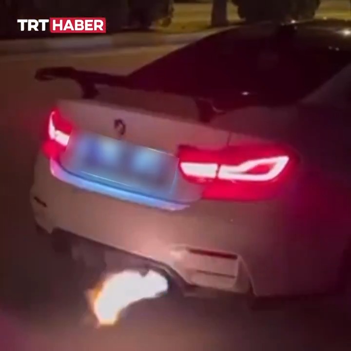 Mersin'de drift atan ve abartı egzoz kullanan sürücüye 55 bin 659 lira ceza kesildi. Sürücünün ehliyetine daimi olarak el konuldu, araç 2 ay trafikten men edildi.