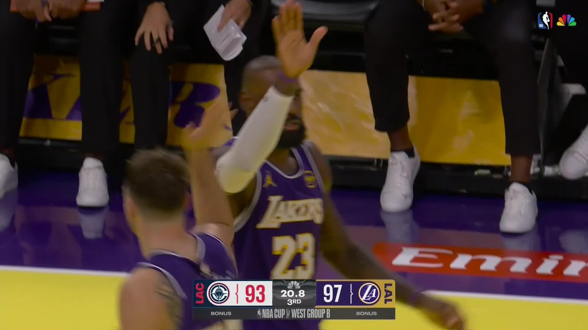 Luka y LeBron. LeBron y Luka 🐐 Los buenos se juntan. Los cracks se encuentran 🤝 #NBAxDAZN 🏀🇺🇸