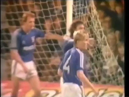 42 years ago today “King” Kenny notches his 100th goal for Liverpool with this perfect ping off the stanchion at Portman Road. Majestic. (👍🎥 Carl Clemente)