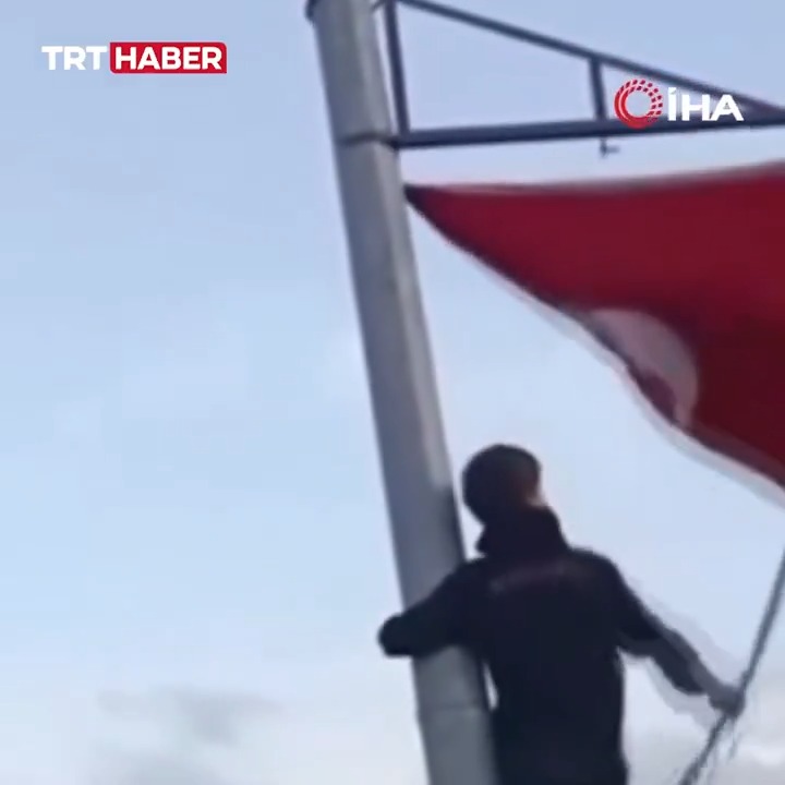🇹🇷 Bursa'da rüzgar nedeniyle katlanan Türk bayrağını fark eden çocuk, direğe tırmanarak bayrağı açtı ve yeniden dalgalandırdı.