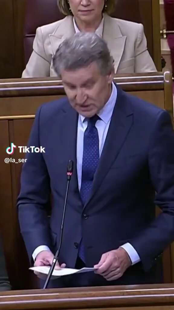 Este vídeo de 32 segundos resume el perfil politico de Feijóo. Lo que iba salir mal, ha salido peor.