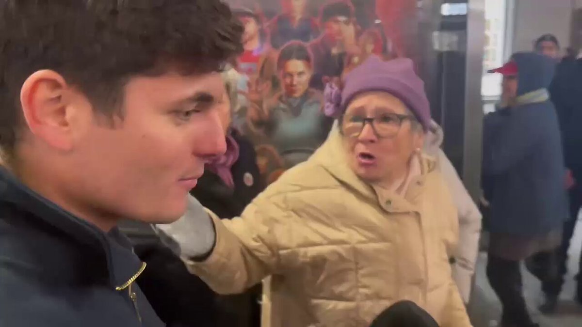 Así expulsaron feministas y policía a Vito Quiles con el micro de EDA TV, financiado públicamente por el PP, tras atacar al movimiento feminista en la marcha del #25N. feminista 1: "Vete a votar al PP que te financia". Feminista 2: "Eres un fascista". Vito: "Sí, a mucha honra".
