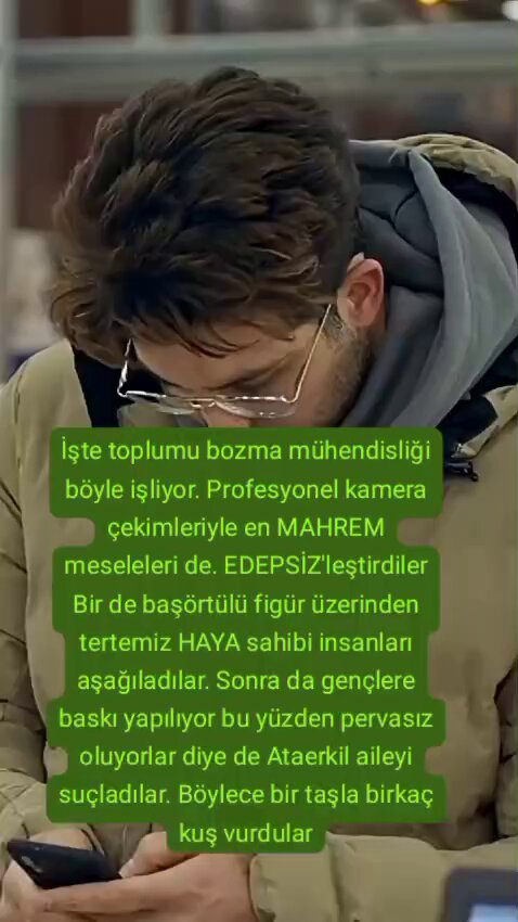 Bundan sonra hangi genç ya da hangi insan prezervatif kelimesini utana utana söyler. Bu video en mahrem, en gizli kalması gereken yatak odasına ait konuşmaları pervasılaştırmaz mı? Ne olacak bundan sonra? Cnsel ilişki şekillerini, insanların cinsel organlarını(afedersiniz) da mı rahatlıkla söyleyeceğiz? Bir de yaptığı suçlamaya bakın; Ataerkil aile imişiz, bu edep bu haya bunun suçuymuş. Bir de başörtülüye söyletiyorlar. Ne olacak, her şeyi utanmadan ulu orta her yerde yüzümüz kızarmadan rahat rahat söyleyeceğiz öyle mi? Bundan sonra cinsel organlarının ölçülerini de rahat rahat söyleyecekler(afedersiniz) öyle mi? Nasıl bu hale geldik diye kaygılanıyoruz, üzülüyoruz ya, işte böyle. Hayanın, edebin ayaklar altına alındığı bu tür servis edilen profesyonelce çekilmiş videolar, haberler, görüntülerle. Siz bundan sonra hangi genci, hangi orta yaşlıyı durdurabilirsiniz? Hangi gence, hangi orada yaşlıya ayıptır, böyle konuşmamak lazım diyebilirsiniz. Başörtülü bu figür en narin, en mahrem, en hassas haya perdesini yırtıp attıktan sonra insanları nerede durdurabilirsiniz?