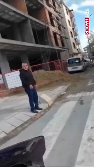 Tekirdağ'da motosikletli sürücü ile yaya arasındaki nazik yol verme tartışması kamerada.