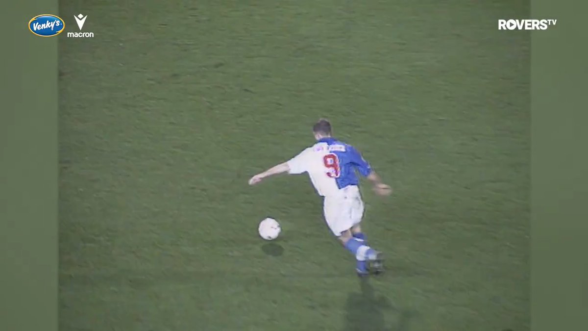 ⏪ 𝑹𝒐𝒗𝒆𝒓𝒔 𝑹𝒆𝒘𝒊𝒏𝒅 📅 #OnThisDay in 1994, we beat tonight's opponents 4–0 at Ewood Park! Chris Sutton opened the scoring before an Alan Shearer hat-trick, capped off with an unstoppable strike off the bar 🚀🙋♂️ #ROVvQPR | #Rovers 🔵⚪️