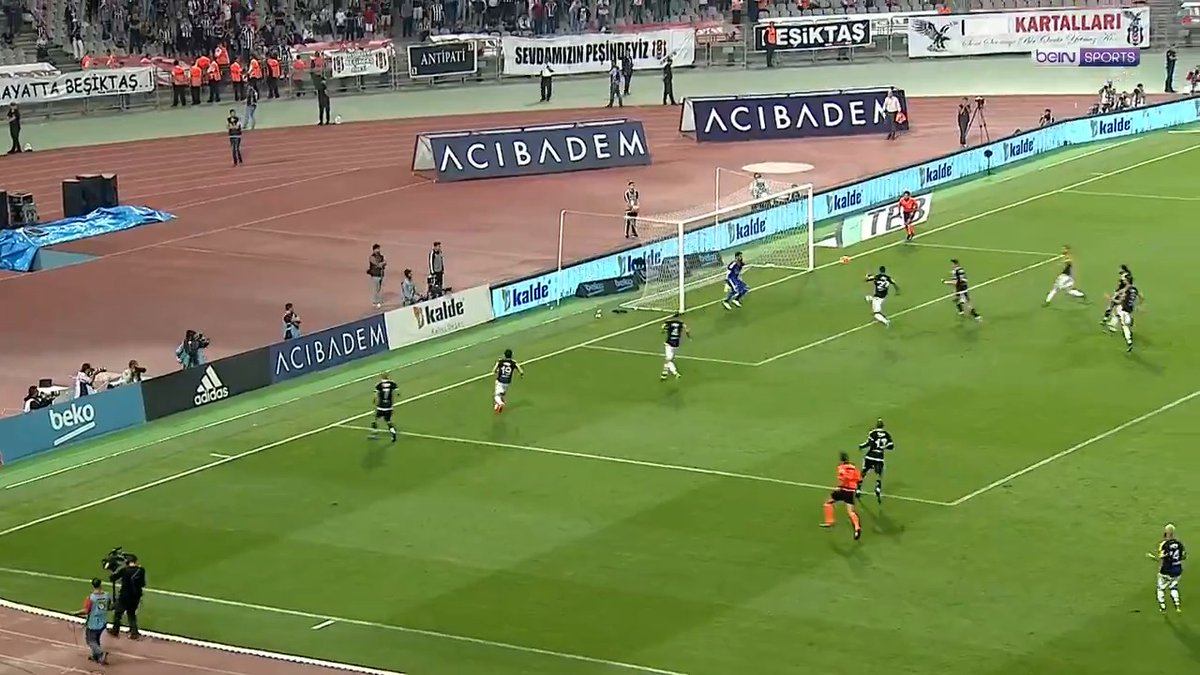 O dönemde VAR olsaydı muhtemelen iptal olurdu bu gol Mario Gomez, usta işi bir çekmeyle Bruno Alves’i yavaşlatıp geçmeyi başarıyor. Sonrası top ağlarda