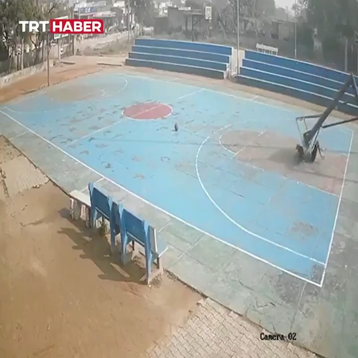 (Hassas) Hindistan'da asıldığı basketbol potası üzerine düşen 16 yaşındaki bir kişi hayatını kaybetti.