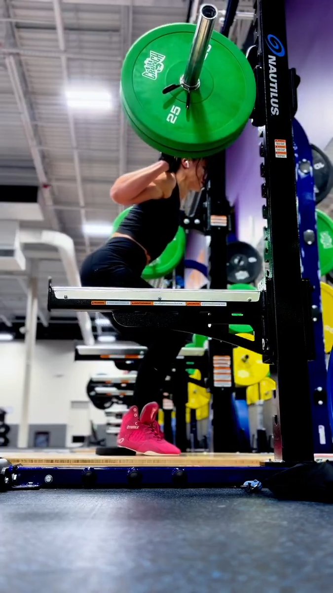 Looking at my footage from today, my squat still sucks, and I have no idea why I'm paining. 😣