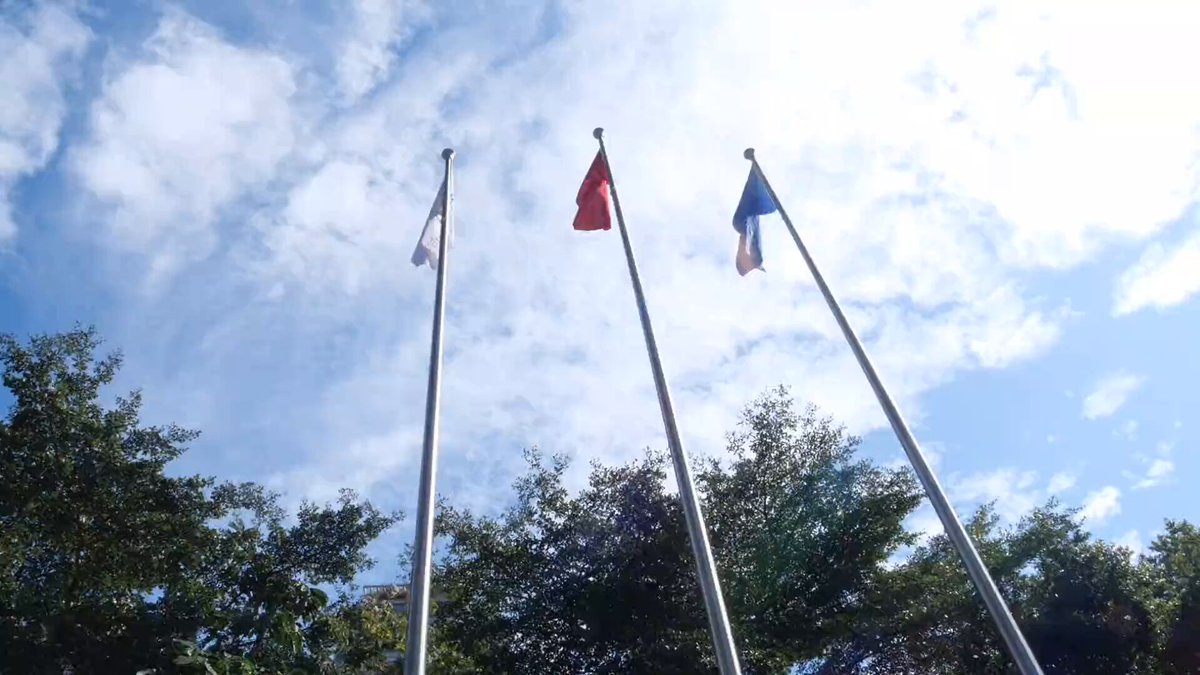 Le 21 novembre, CGN Energy International a célébré son huitième anniversaire lors d'un événement culturel international organisé au premier étage de son immeuble. Cet événement a réuni des cultures diverses issues de six pays : la Malaisie, la Corée du Sud, la France, le Brésil, le Laos et l'Afrique du Sud. Grâce à un échange culturel immersif, les employés chinois et internationaux ont renforcé leur compréhension et leur confiance mutuelle, partageant la joie et le succès de ce huitième anniversaire et offrant à l'entreprise un message d'anniversaire unique, empreint de multiculturalisme. #CGNEI ; #EmployésChinoisEtInternationals ; #ÉchangeCulturel ; #Anniversaire ; #Diversité