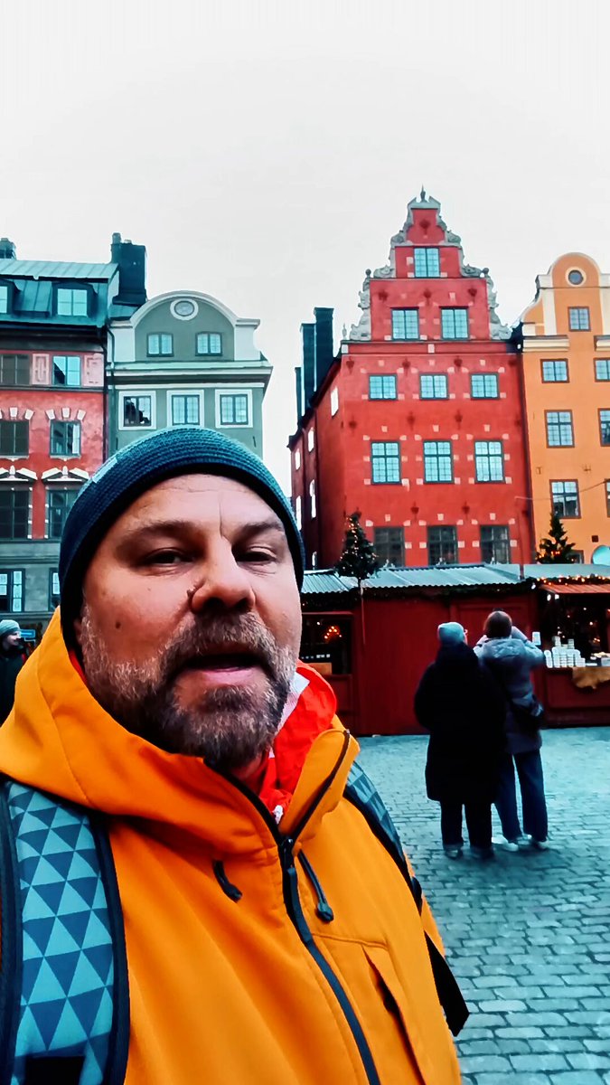 Estoy en Stortorget, la plaza central de Gamla Stan, el casco medieval de Estocolmo. Hoy hay mercadillo navideño, con luces y turistas, pero bajo toda esta postal hubo, hace siglos, bastante menos encanto. En esta plaza tuvo lugar la Boda Roja original: Como sabréis por las novelas de George R. R. Martin y la serie Juego de Tronos, la Boda Roja es uno de los episodios más traumáticos de la historia. Martin lo escribió inspirándose en varios hechos históricos, uno de ellos fue el "Baño de Sangre de Estocolmo" de 1520. Ese año, el rey Cristián II de Dinamarca conquistó Suecia y, para celebrarlo, organizó una gran coronación en el casco antiguo de Estocolmo. Tres días de fiesta, banquetes, vino caliente, diplomacia y buen rollo oficial. Hasta que, al tercer día, Cristián ordenó cerrar todas las puertas de la ciudad vieja. Entonces empezó la matanza.