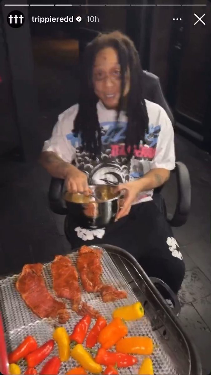 Trippie Redd insists everybody should touch grass and do some normal activities sometimes as he throws down on the grill and makes dessert. “You ni**as is crazy. Sometimes you gotta touch grass. Sometimes you gotta just do normal sh*t.” Would you eat what Trippie’s cooking up?