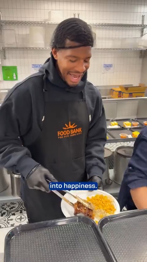 Jameis Winston is serving up meals at Food Bank for NYC for the community 💙