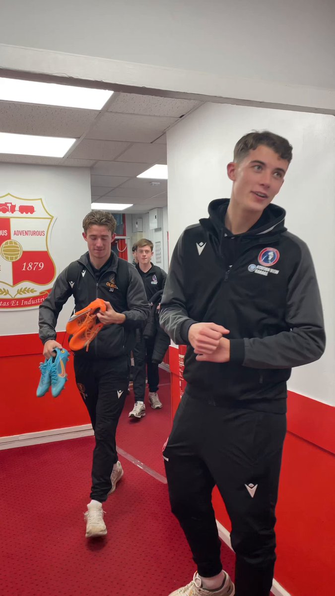 𝗧𝗢𝗨𝗖𝗛𝗗𝗢𝗪𝗡 𝗜𝗡 𝗦𝗡𝟭 🛬 Our U18s group have arrived at Swindon Town Football Club for this evening's FA Youth Cup Second Round Tie! 🤝