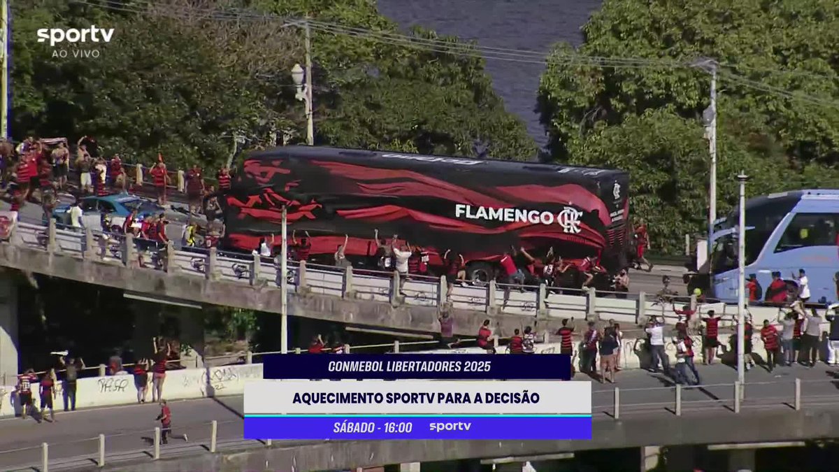 O ÔNIBUS ENCONTRANDO A TORCIDA NA CHEGADA AO GALEÃO