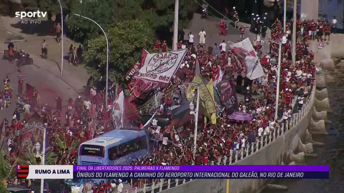As imagens do ônibus do Flamengo sendo 'engolido' por torcedores rubro-negros no AeroFla. 🎥 sportv | ge