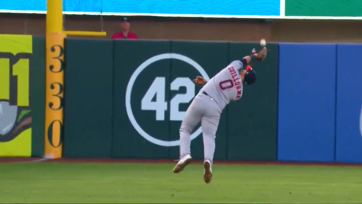 Top Plays of 2025: No. 43 Luis Guillorme somehow gets his glove on this baseball!