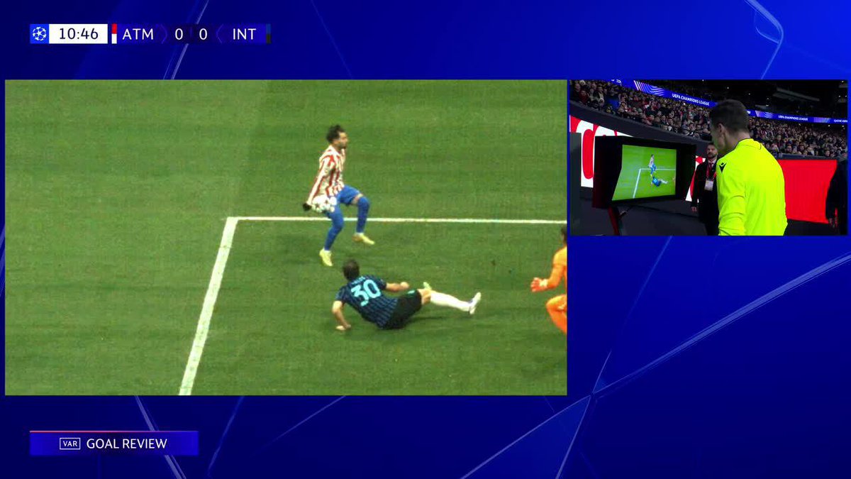 "ROBO" Por el gol que le convalidaron al Atlรฉtico Madrid en el partido ante el Inter por la UEFA Champions League. Le pega en la mano y encima lo validan desde el VAR, cobran lo que se le canta la pija, son unos ladrones hijos de re mil putas.
