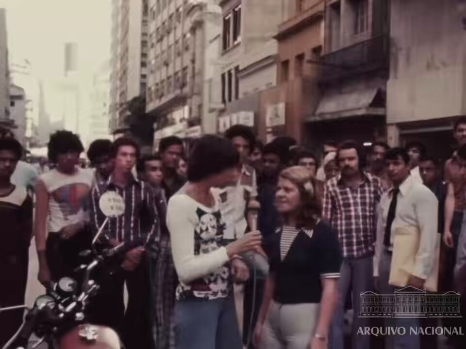 Notoriamente, falávamos pausadamente, com calma na voz.. acho que um resultado de uma sociedade que não estava tão acelerada, já que não tinha as tecnologias ..hoje aceleramos tudo e não temos mais paciência com nada.