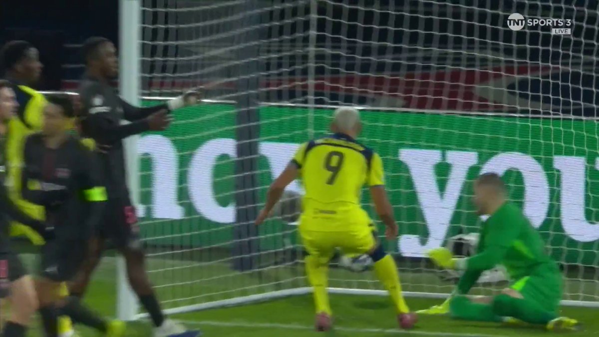 RICHARLISON GIVES SPURS THE LEAD 💥 And what a goal - beautiful build up between Bergvall and Gray, for Kolo Muani to put it on a plate for Richarlison to head home! 1-0 in the Parc des Princes! TNT Sports &amp; discovery+ UK