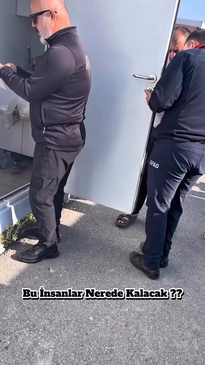 🔴 Bir depremzedenin konteyner kentte yaşadığı tahliye sürecine dair paylaştığı video sosyal medyada geniş yankı uyandırdı. İddiaya göre, kullanılmayan eski bir telefon numarasına gönderilen mesaja dayanılarak tahliye işlemi başlatıldı ve kendisine resmi bir tebligat yapılmadı. Durumunu izah edip süre talep etmesine rağmen önce “Cuma gününe kadar vaktin var” denildi, kısa süre sonra ise kapısına tekrar gelinerek “5 dakikan var, hemen çık” şeklinde sert bir üslupla uyarıldığı ifade edildi. Depremzede, barınma haklarının görmezden gelindiğini belirterek devlet görevinin kişiselleştirilemeyeceğini vurguladı ve yaşadıkları sıkıntıları gösterebilmek için videoyu paylaştığını söyledi. Sosyal medyada paylaşılan görüntüler hem üslup tartışmalarını hem de depremzedelerin barınma sürecindeki sorunları yeniden gündeme taşıdı.